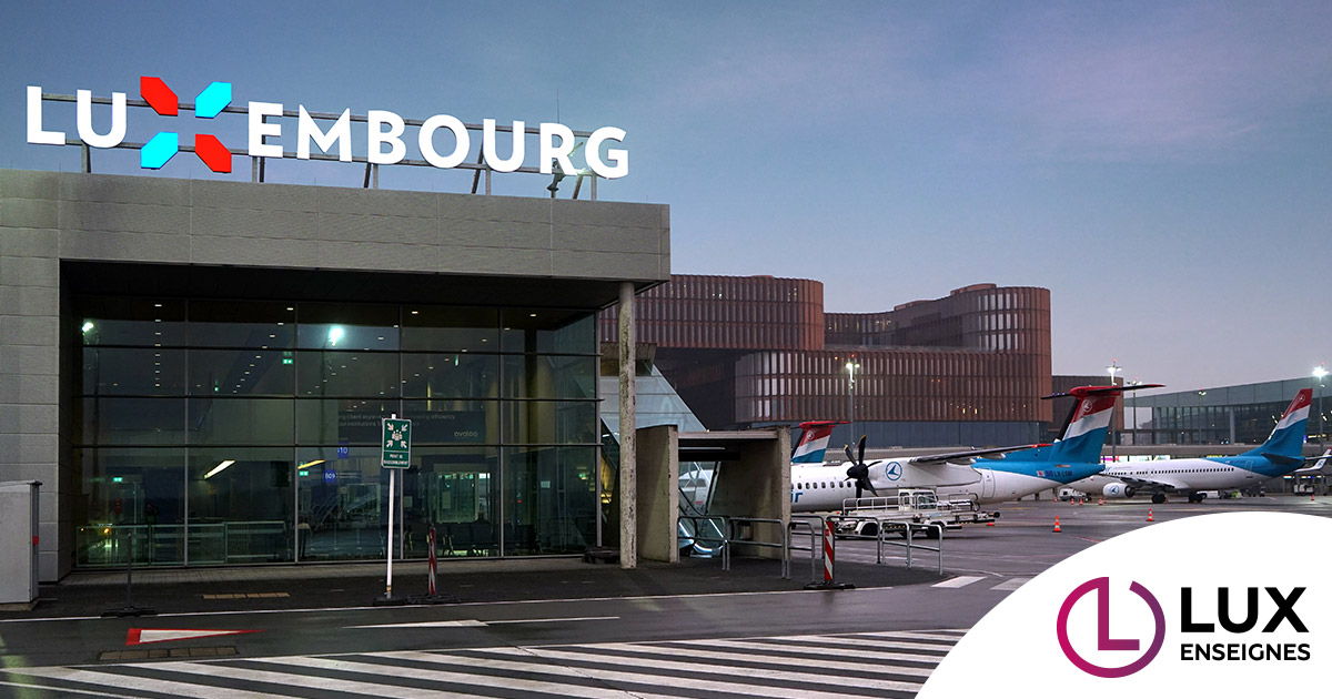 Enseigne lumineuse à l’aéroport du Luxembourg