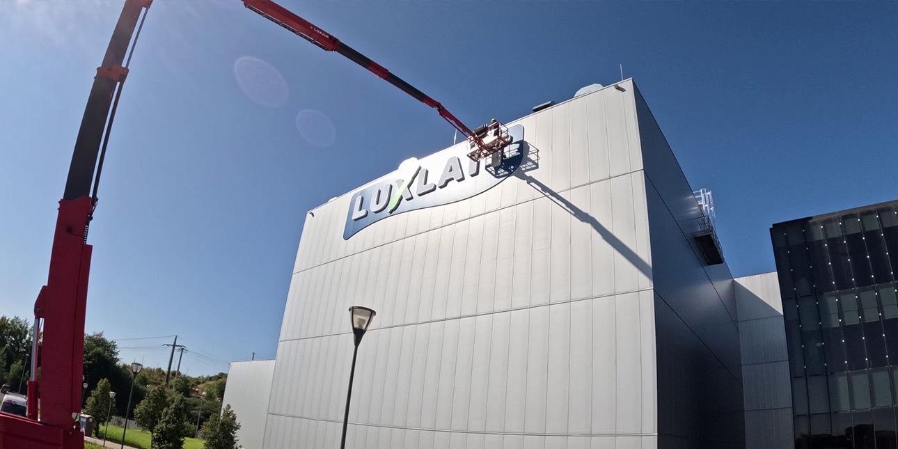 Installation de l'enseigne LED Luxlait