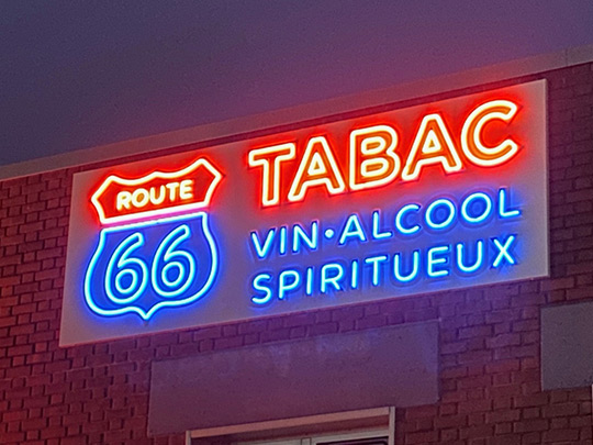 Lettres néon d'un magasin de tabac