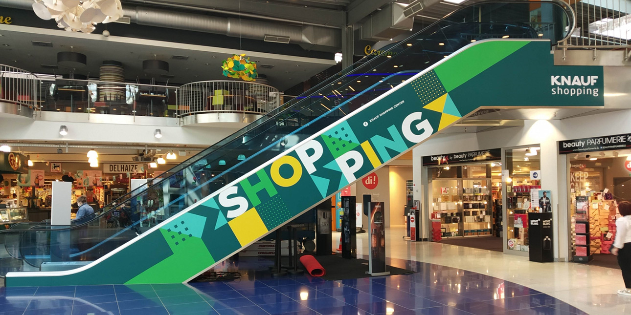 Impression de vinyle appliqué sur l'escalator du centre Knauf à Pommerloch