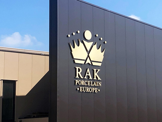 Lettres relief 3D pour façades d'entreprise