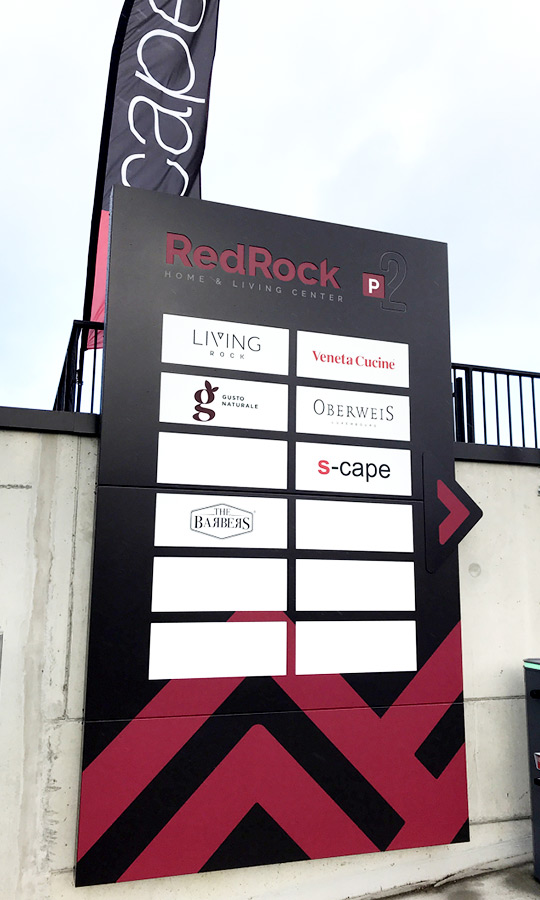 Totem signalant les magasins du centre commercial RedRock à Schifflange