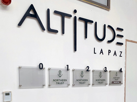 Signalétique en pvc noir et plexi pour Altitude LAPAZ