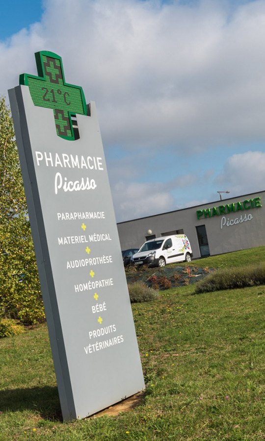 Totem avec croix LED et lettres relief de la pharmacie Picasso à Ennery (France)
