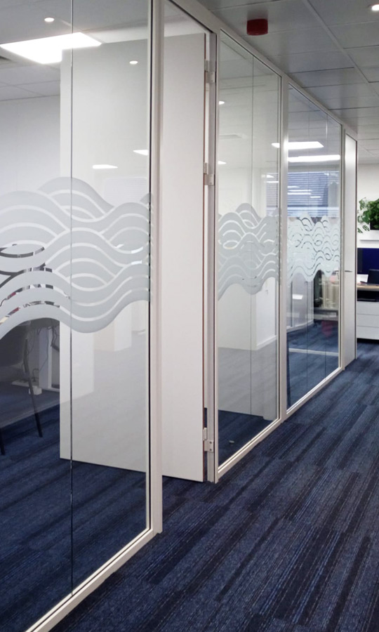 Lettrage sablé en forme de vagues pour les bureaux de MSC Cruises