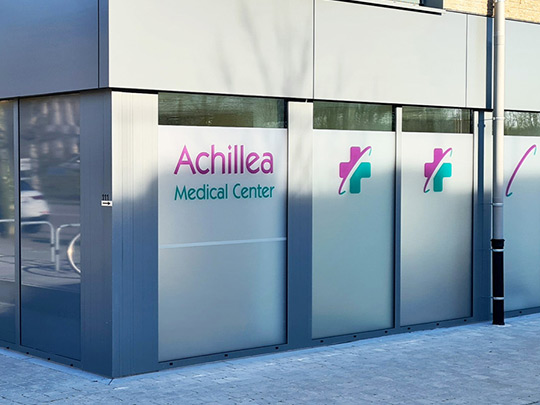 Lettrage sablé et lettrage de couleur pour le centre médical Achillea