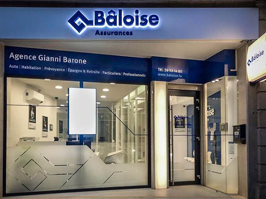 Lettrage sablé et horaires pour l'agence Baloise