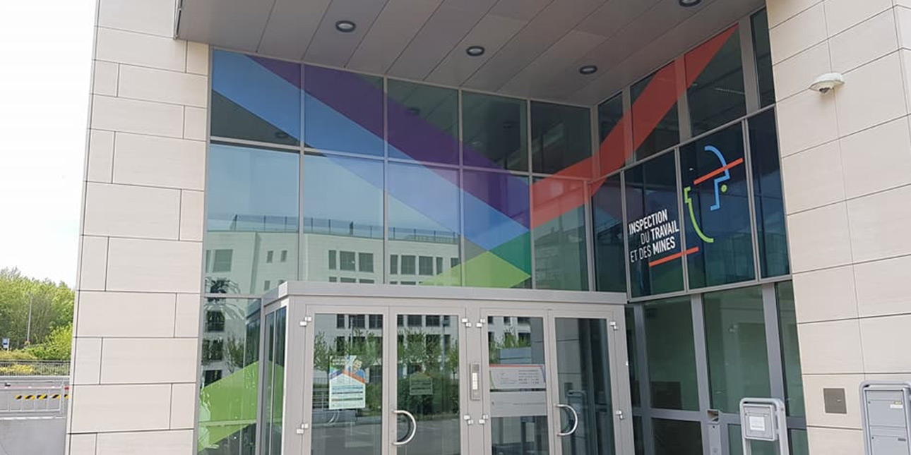Impression de vinyle appliqué les vitres d'entrée de l'Inspection du Travail et des Mines à Strassen